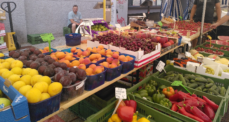 Frisches Obst auf einem Marktstand in Wien