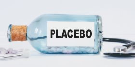 Flasche mit Medikamenten drinnen auf der Placebo steht