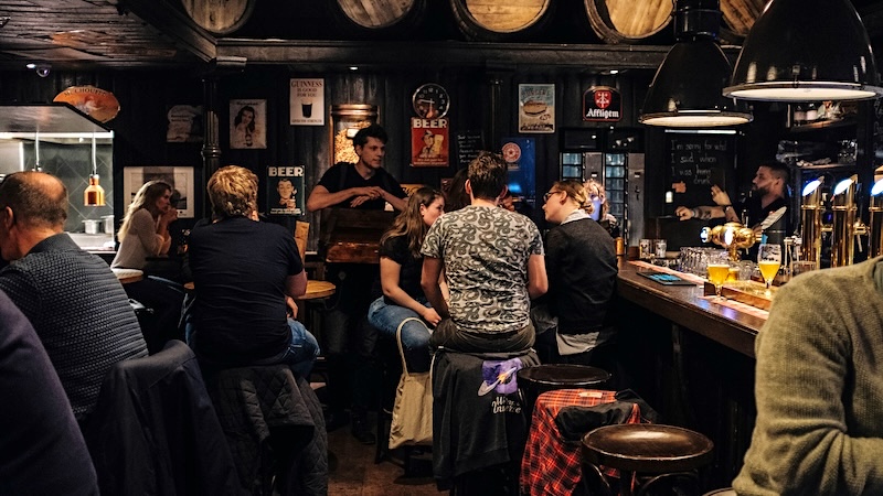 Personengruppen in einem Pub