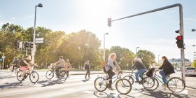 Das Bild zeigt einen Zebrastreifen mit Radfahrern und Fußgängern.