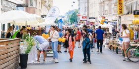 Das Bild zeigt ein Straßenfest. 