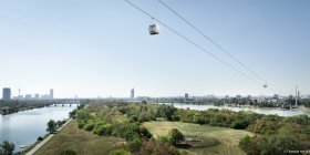 Das Bild zeigt die Seilbahn über der Donauinsel.