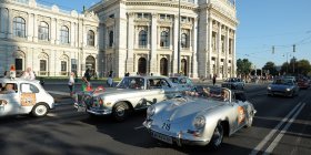 Das Bild zeigt Oldtimer auf der Wiener Ringstraße.