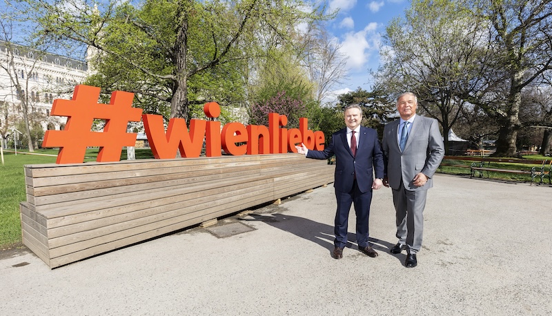 Michael Ludwig und Walter Ruck vor einem Schild mit dem Schriftzug "#wienliebe" im Wiener Rathauspark.