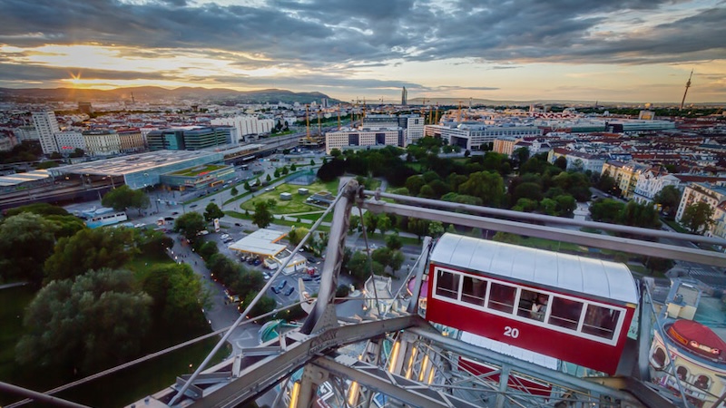 Genießen Sie die spektakuläre Aussicht vom Riesenrad.