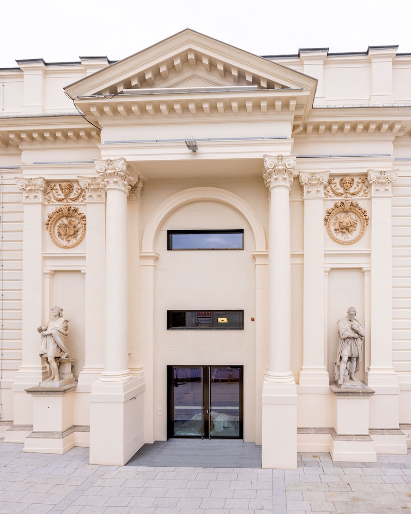 Eingang zur Neuen Staatsoper im Künstlerhaus 