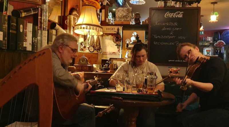 Die irische Musikgruppe Gealach in der Sportclubbar Annemarie