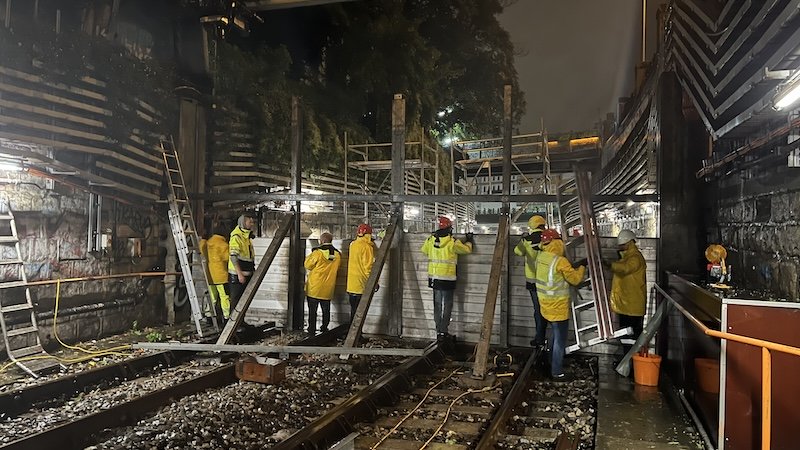 Arbeiter bauen einen Hochwasserschutz in der U-Bahntrasse auf. 