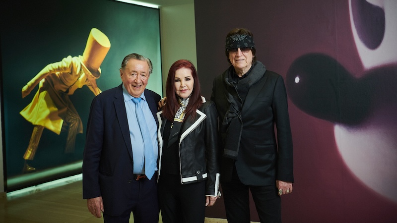 Richard Lugner mit Priscilla Presley und Gottfried Helnwein beim Besuch der Helnwein Ausstellung in der Albertina. 