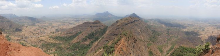 Gebirge in Indien Monsun im Winter, keine Regenzeit alles ist braun