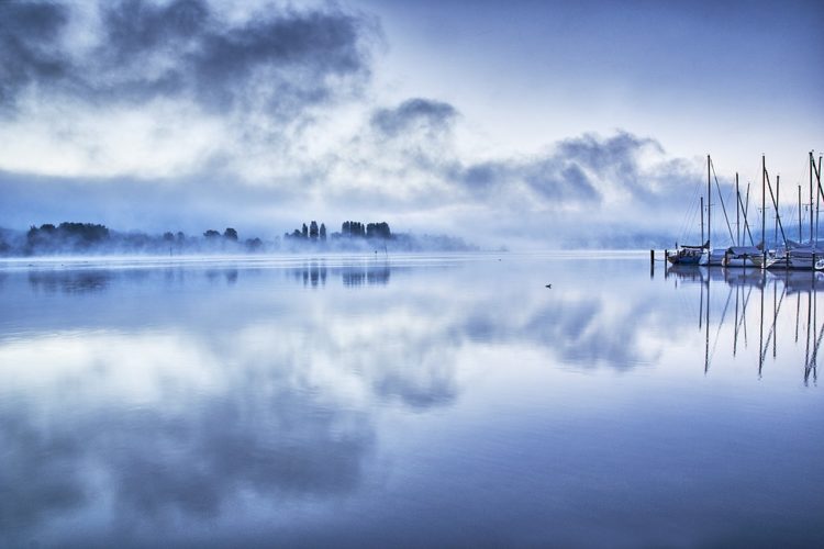 Seerauch, der mystische Nebel auf der Wasseroberfläche