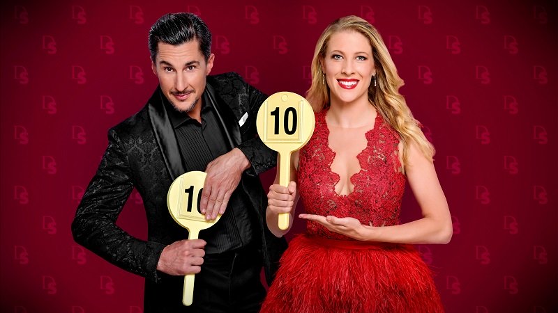 Das Bild zeigt Balázs Ekker und Maria Angelini-Santner, die Juroren von Dancing Stars.