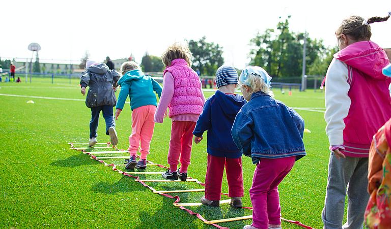 Kinder die in einem Feriencamp Spaß haben