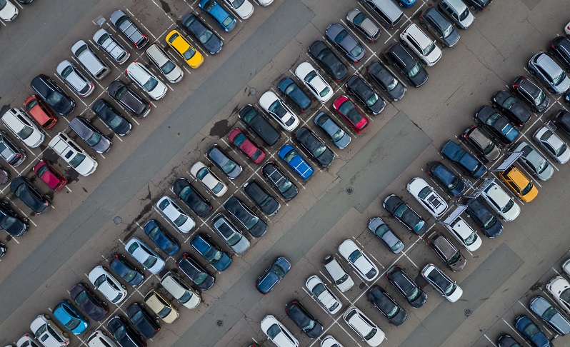 Parkende Autos aus der Vogelperspektive