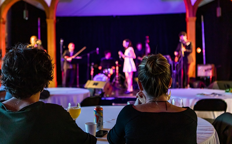 Pärchen hört sich Band an 