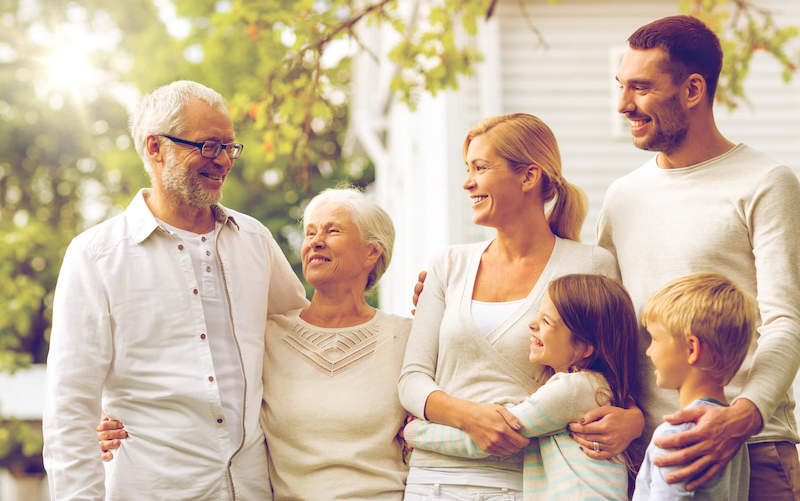 Glückliche Familie mit Großeltern, Eltern und Kinder