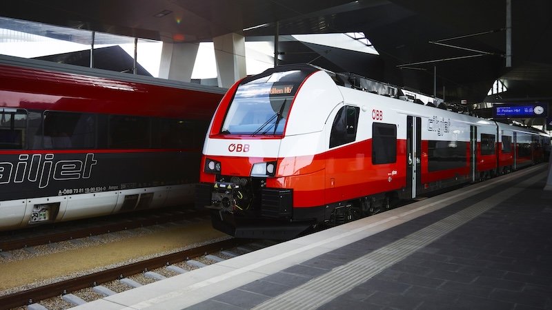 Schnellbahnzug Cityjet in der Haltestelle