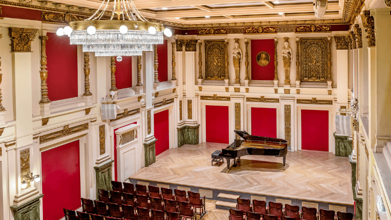 Der Ehrbarsaal im 4. Wiener Bezirk. Ein Flügel steht auf der Bühne, der Saal ist menschenleer