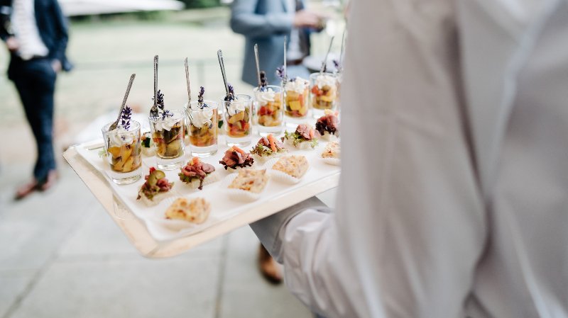 Fingerfood das von Kellner angeboten wird