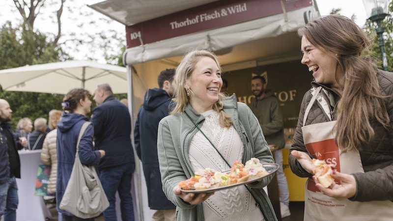 Zwei Frauen mit Kostproben am Genussfestival in Wien.