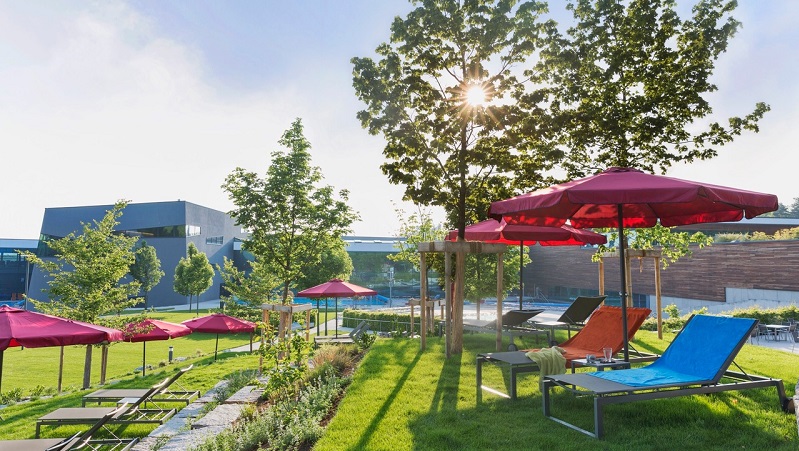 Das Bild zeigt die Gartenlounge der Therme Wien. 