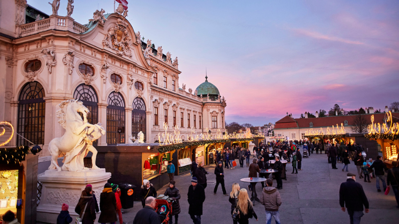 Weihnachtsmarkt vor dem barocken Schloss Belvedere in Wien