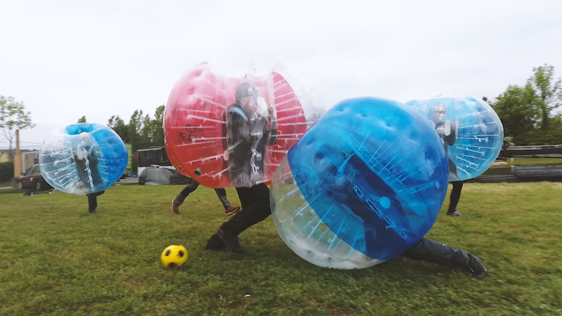 Menschen beim Bubble Ball spielen