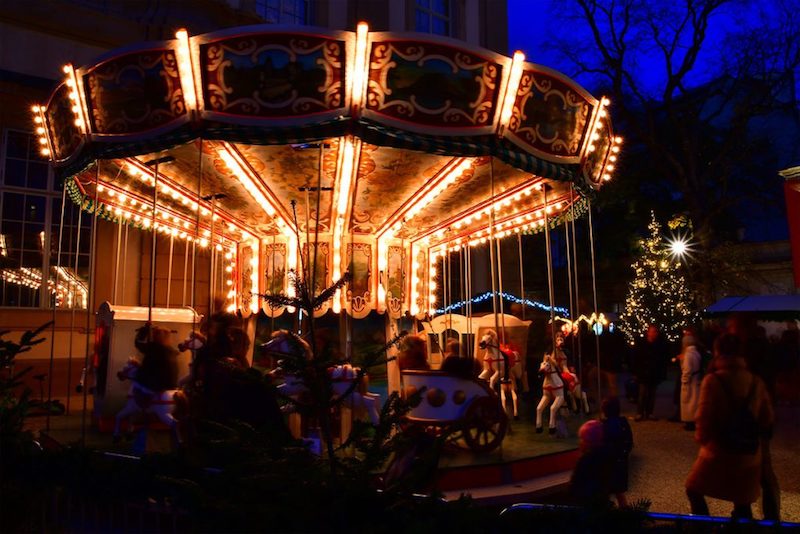 Historisches Kinderkarusell bei Nacht