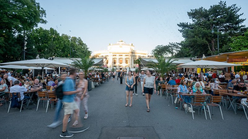 Tische und Gastronomiestände am Rathausplatz mit Blick auf das Wiener Burgtheater