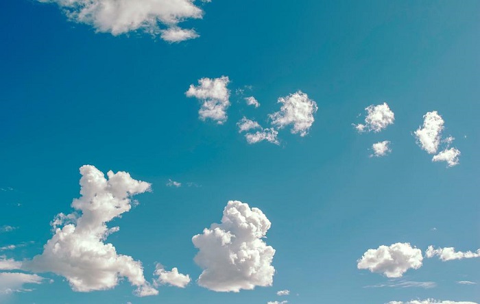 Blauer Himmel mit Wolken