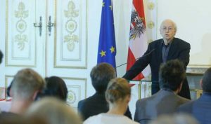 Einer der ersten Gratulanten beim Termin im Bundeskanzleramt war Dr. Michael Kunze (©Foto: Hans Hofer)