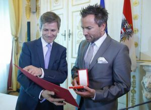 Am 22. Mai 2015 überreichte Kunst- und Kulturminister Josef Ostermayer (l.) das Goldene Ehrenzeichen für Verdienste um die Republik Österreich an Uwe Kröger (r.). (©Foto: Hans Hofer)