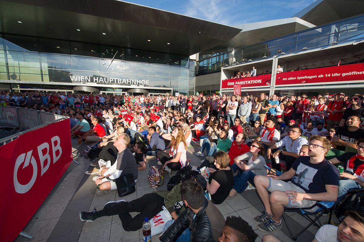 Public Viewing Wien HBF (c) oeBB Zenger